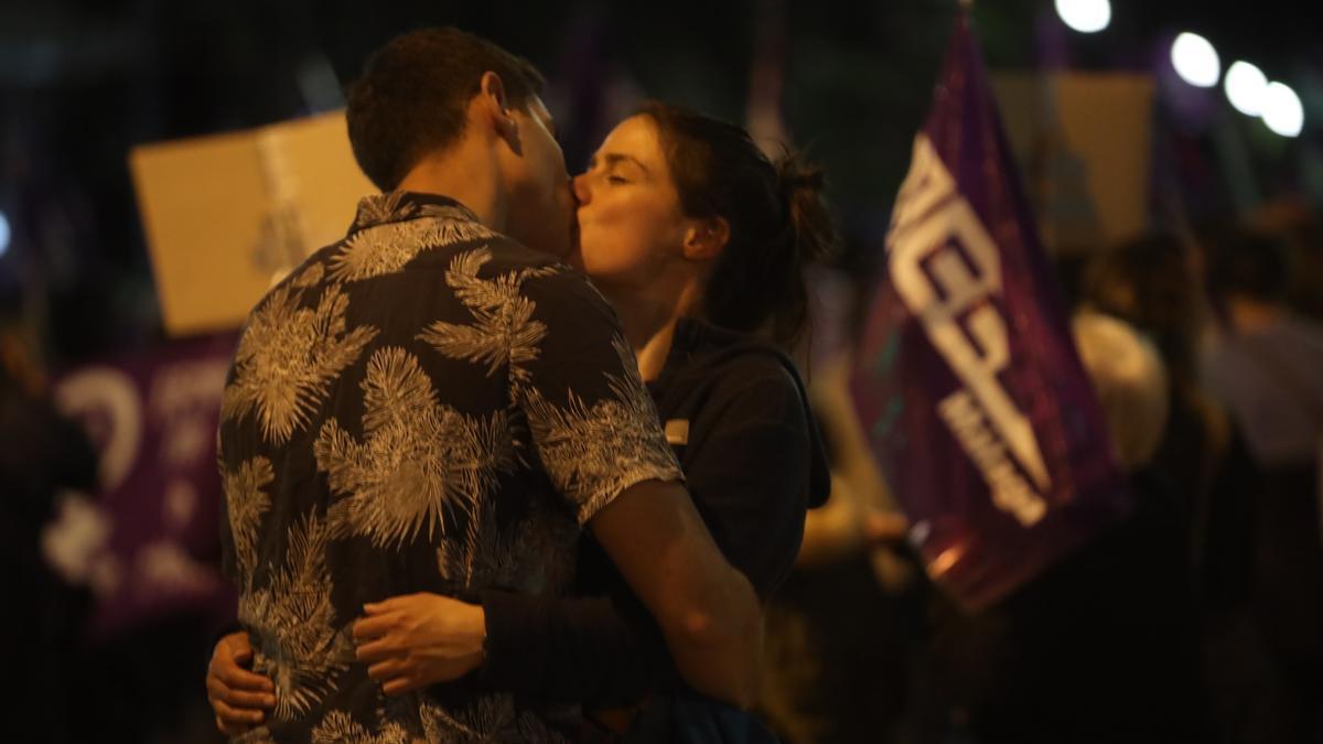 Una pareja se besa en una calle de Málaga.