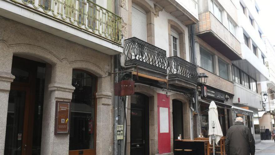 Calle Olmos, en una de las zonas con más concentración de pisos turísticos de la ciudad. | | CARLOS PARDELLAS