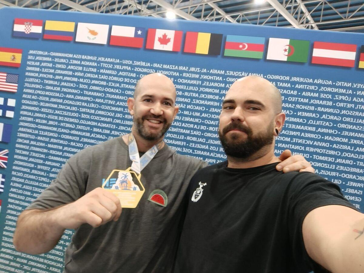 Mario, a la izquierda de la imagen, reciente ganador de un campeonato internacional