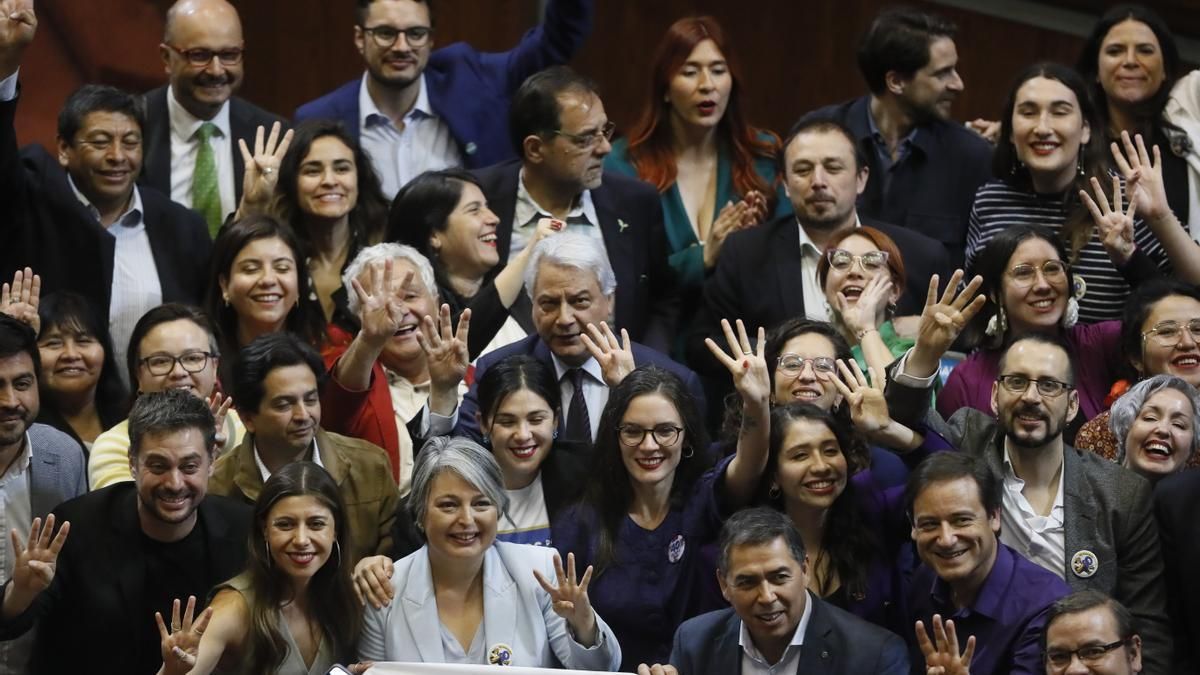 El Parlamento chileno aprueba reducir la jornada laboral a 40 horas semanales.
