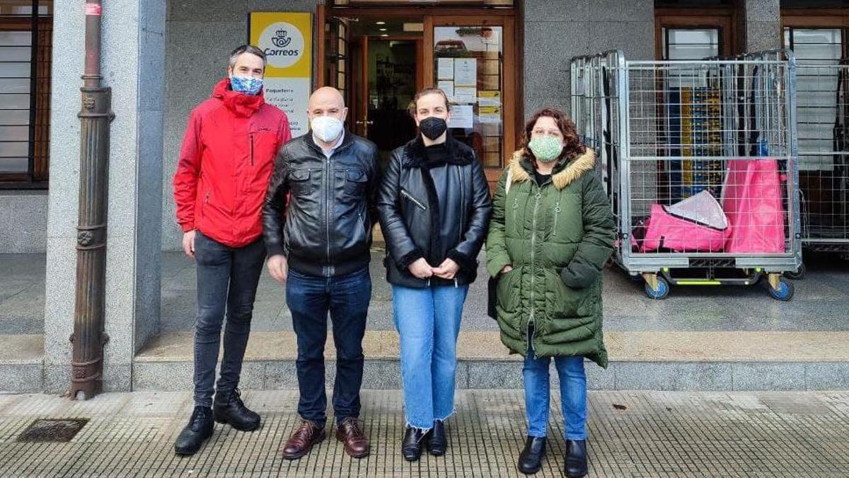 Néstor Rego con la concejala en Betanzos y la responsable comarcal a la entrada de las oficinas de Correos