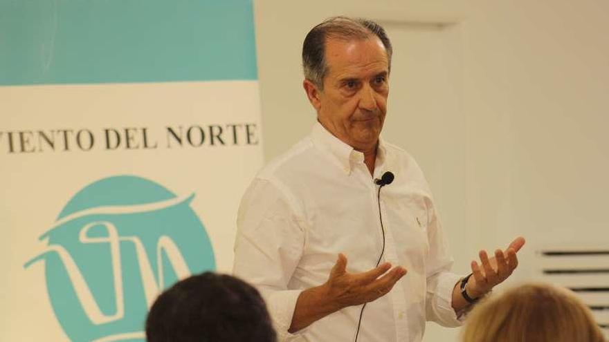 Miguel Colmenero, ayer, durante la charla que ofreció en Luarca.