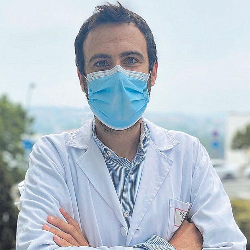 El doctor Pablo Longueira, adjunto del Servicio de Medicina interna del Chuac.