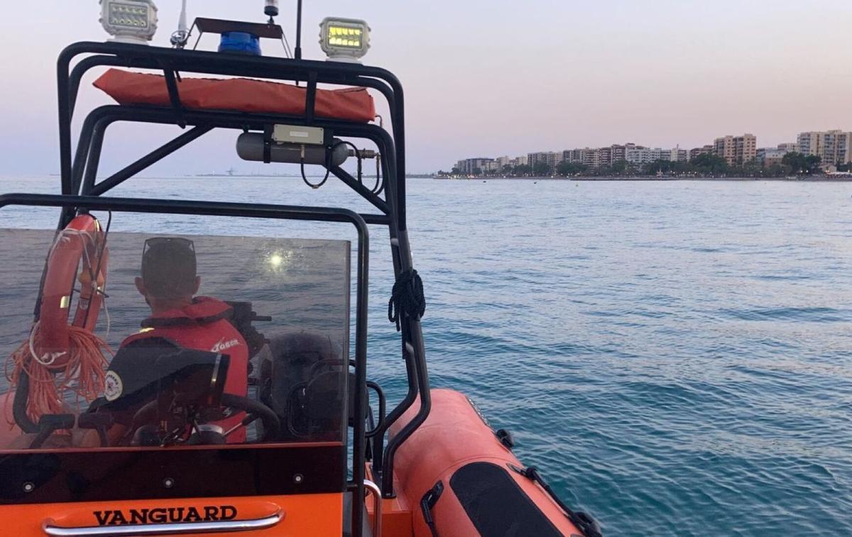 Uno de los equipos de la URA frente a la costa de Benicàssim
