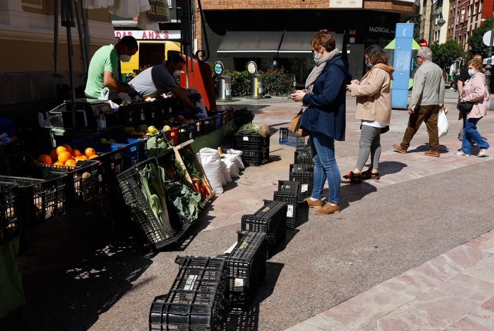 Vuelta del mercado dominical de abastos en Mieres