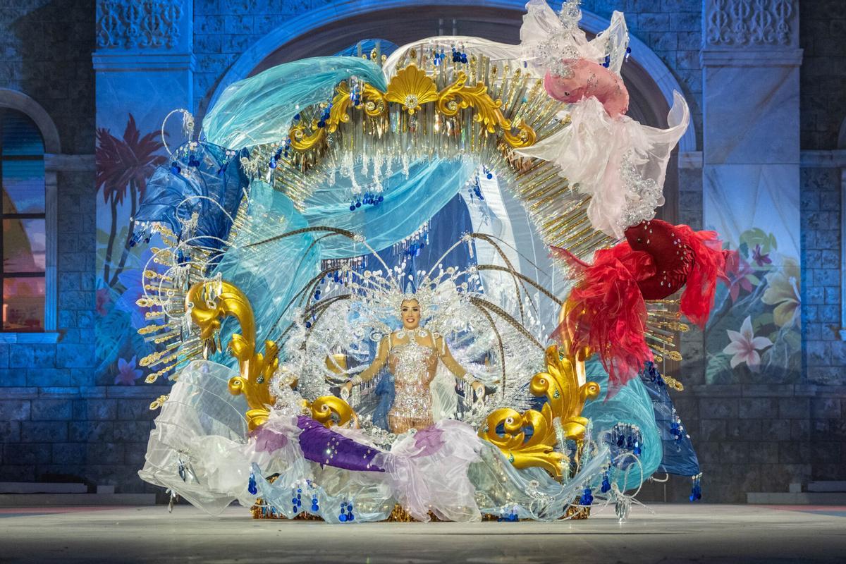 4. Melania Hernández Torres, con la fantasía 'Latir', del diseñador Jorán Torres y su equipo, representando a Estilista Candy Torres, Michelle Andana, Taller de Chapa y Pintura José Pedro y Restaurante Amigos del Norte