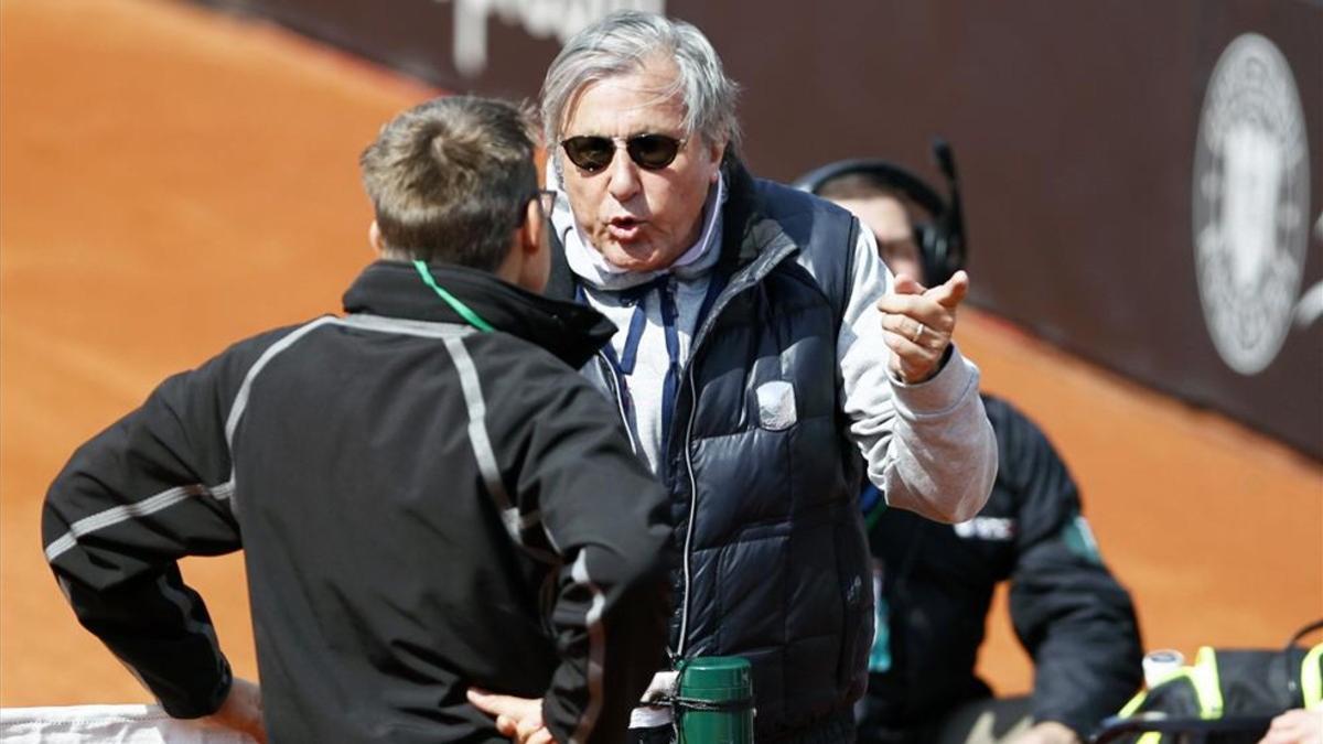 Ilie Nastase fue sacado de la pista y escoltado fuera del recinto