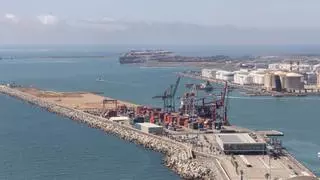 El Port de Barcelona conecta el Moll Adossat con siete nuevos conductos submarinos