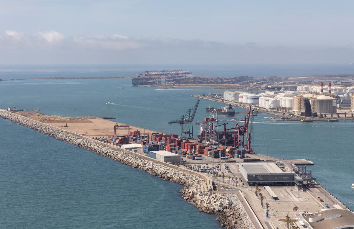 El Port de Barcelona connecta el Moll Adossat amb set nous conductes submarins