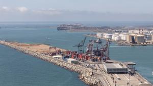 El Port de Barcelona connecta el Moll Adossat amb set nous conductes submarins