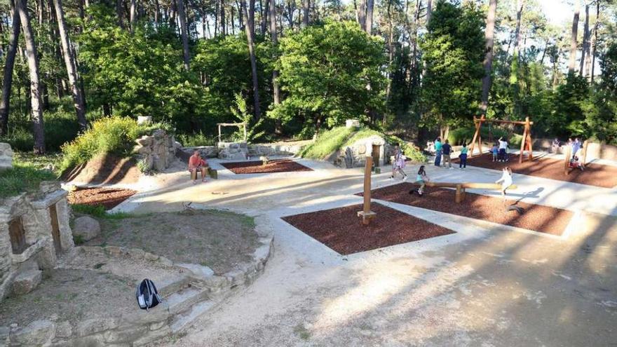 Una vista general de la "Aldea de los Grobit" y del parque infantil de madera situado en su plaza central, en la isla de A Toxa. // Muñiz