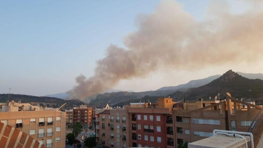 70 efectivos de bomberos trabajan en el incendio del paraje del Menjú, en Cieza