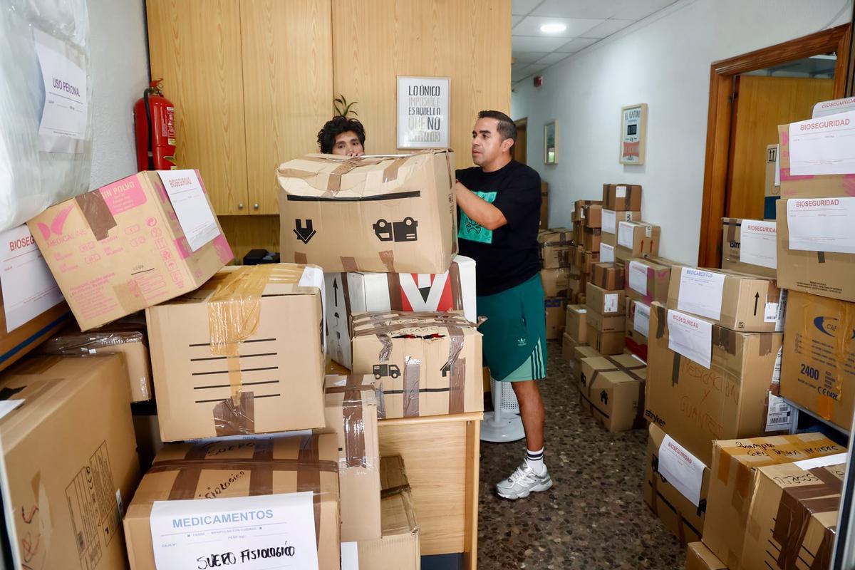 Cajas apiladas con ayuda para las víctimas del terremoto.