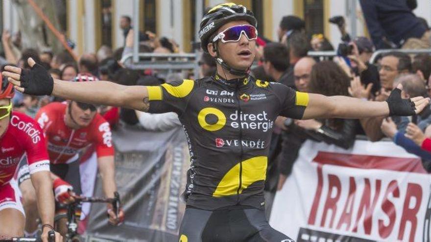 Brian Coquard aixeca els braços després de travessar la línia d&#039;arribada