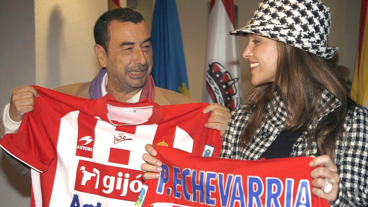 José Luis Garci y Paula Echevarría con unas camisetas del Sporting de Gijón.