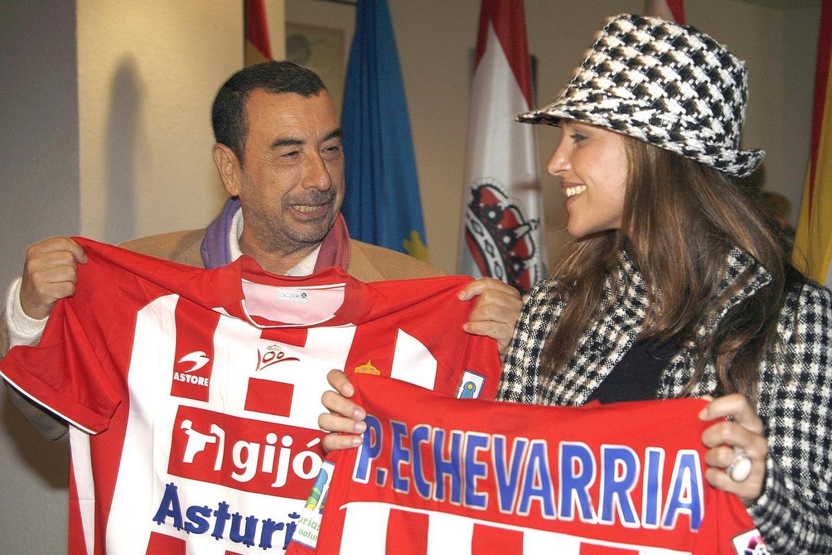 José Luis Garci y Paula Echevarría con unas camisetas del Sporting de Gijón.