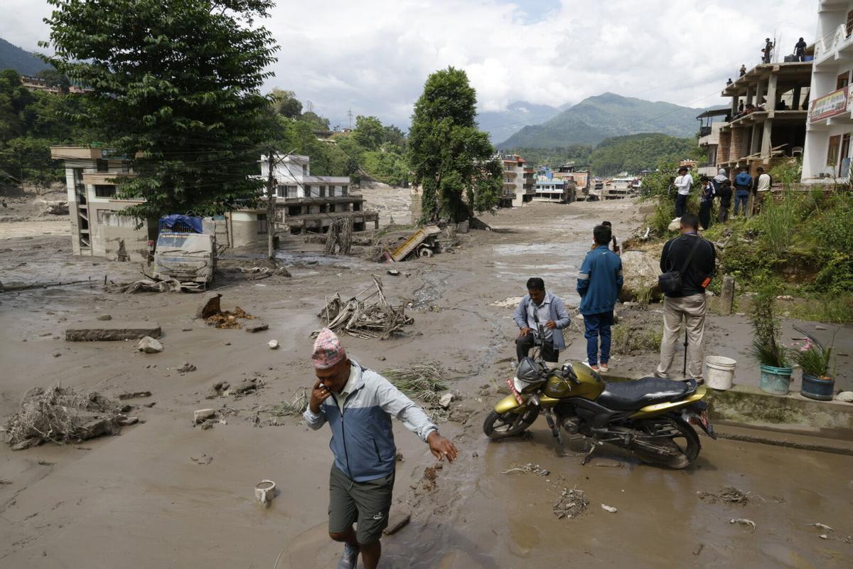 Nepal ha sufrido con esta riada el desastre más devastador desde el terremoto de 2015, que se cobró casi 9.000 vidas. Varias poblaciones de los distritos de Rasuwa y Nuwakot, a orillas del río Bhotekoshi, son las más afectadas. Nepal ha sufrido con esta riada el desastre más devastador desde el terremoto de 2015, que se cobró casi 9.000 vidas. Varias poblaciones de los distritos de Rasuwa y Nuwakot, a orillas del río Bhotekoshi, son las más afectadas.