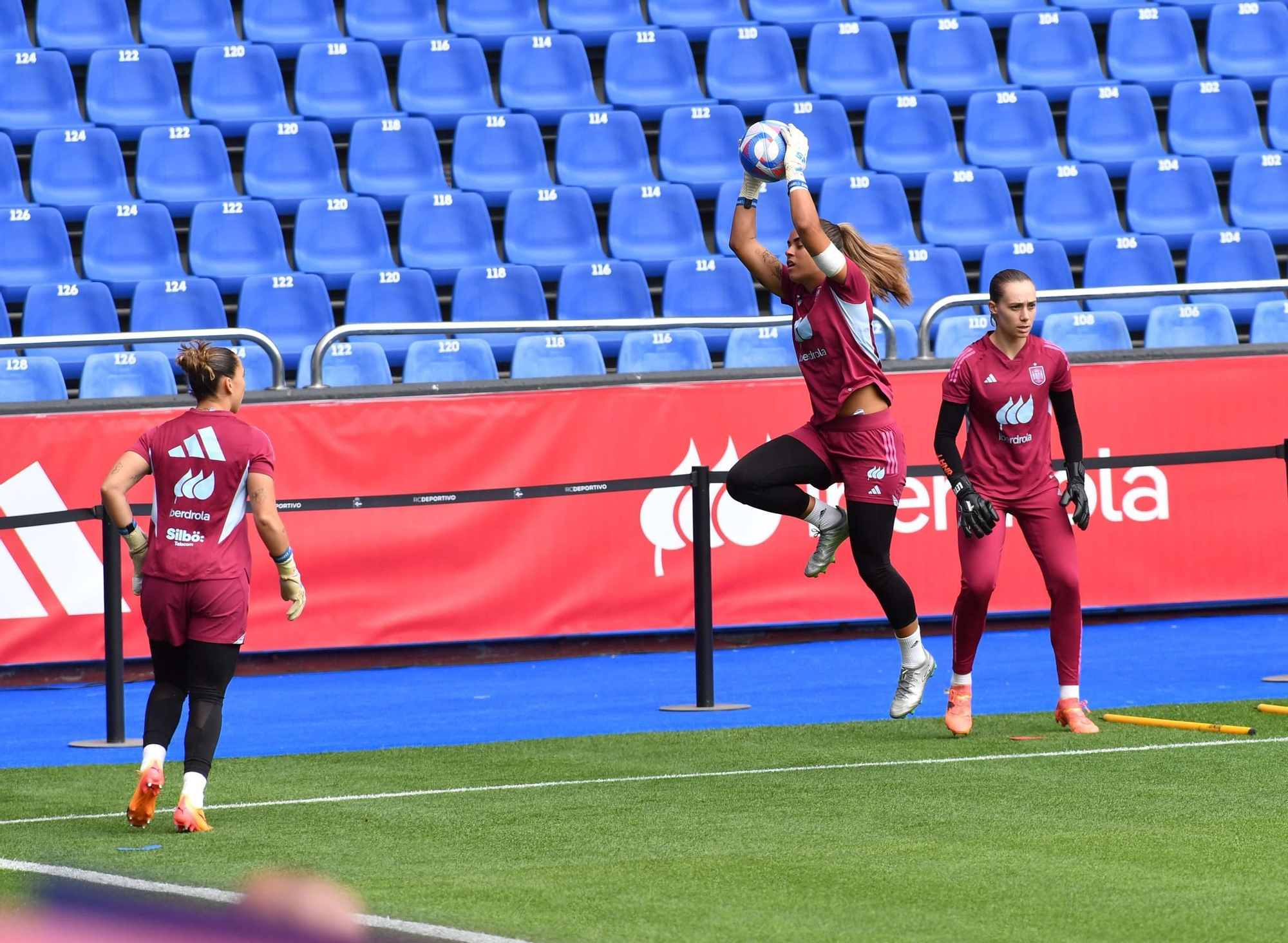 Entrenamiento de la selección femenina de fútbol en Riazor
