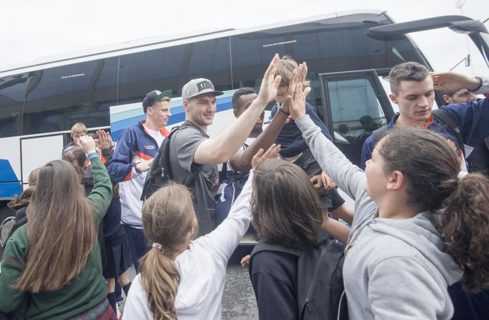 Llegada del Básquet Coruña a Riazor