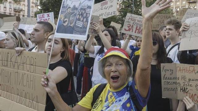 Manifestació contra el relleu de Mikhailo Fédorov a Kíiv. l’ relleu de Mikhailo Fedorov al centre de Kíiv el 20 de juliol passat. | SERGUEI DOLZHENKO / EFE