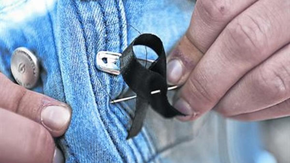 Los estudiantes lucieron un lazo negro en el pecho.