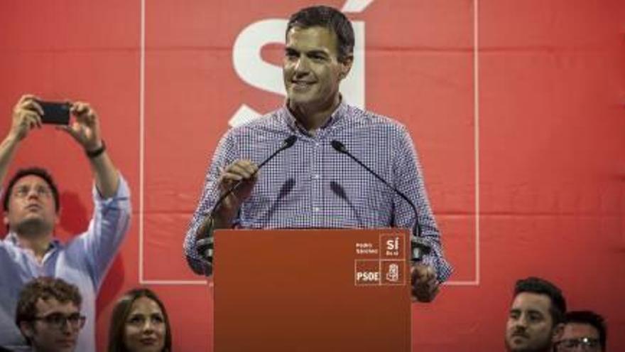 Sánchez sorprèn en presentar només 5.213 avals menys que Díaz