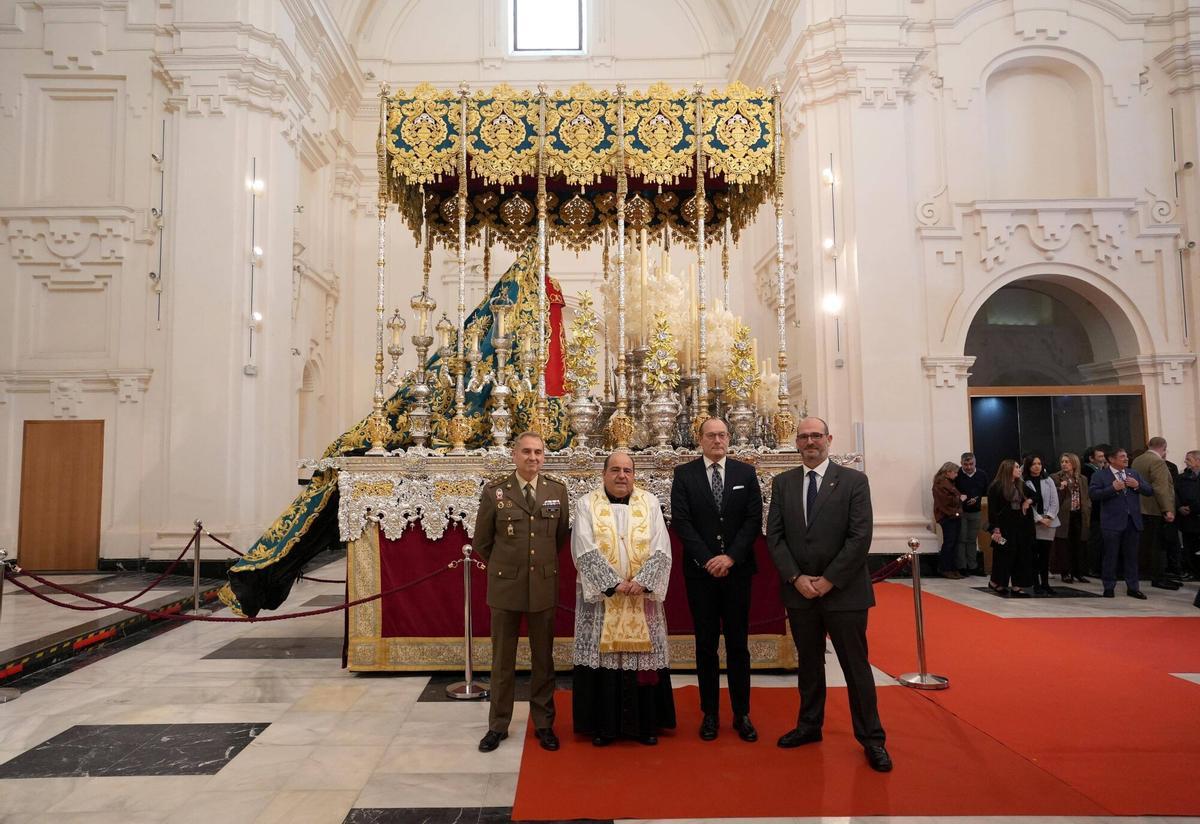 Córdoba. Presentación y bendición de las bambalinas laterales del paso de palio de María Santísima de la Trinidad en el oratorio Felipe Neri