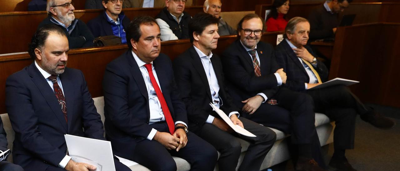 Yarza, Forcén (segundo por la izquierda), Uguet, Sainz de Varanda y Blasco, en una junta de accionistas del Real Zaragoza.