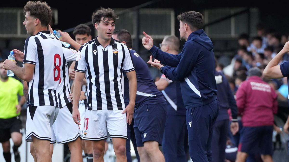 El entrenador del Castellón B, Pablo Hernández, junto a varios de sus futbolistas.