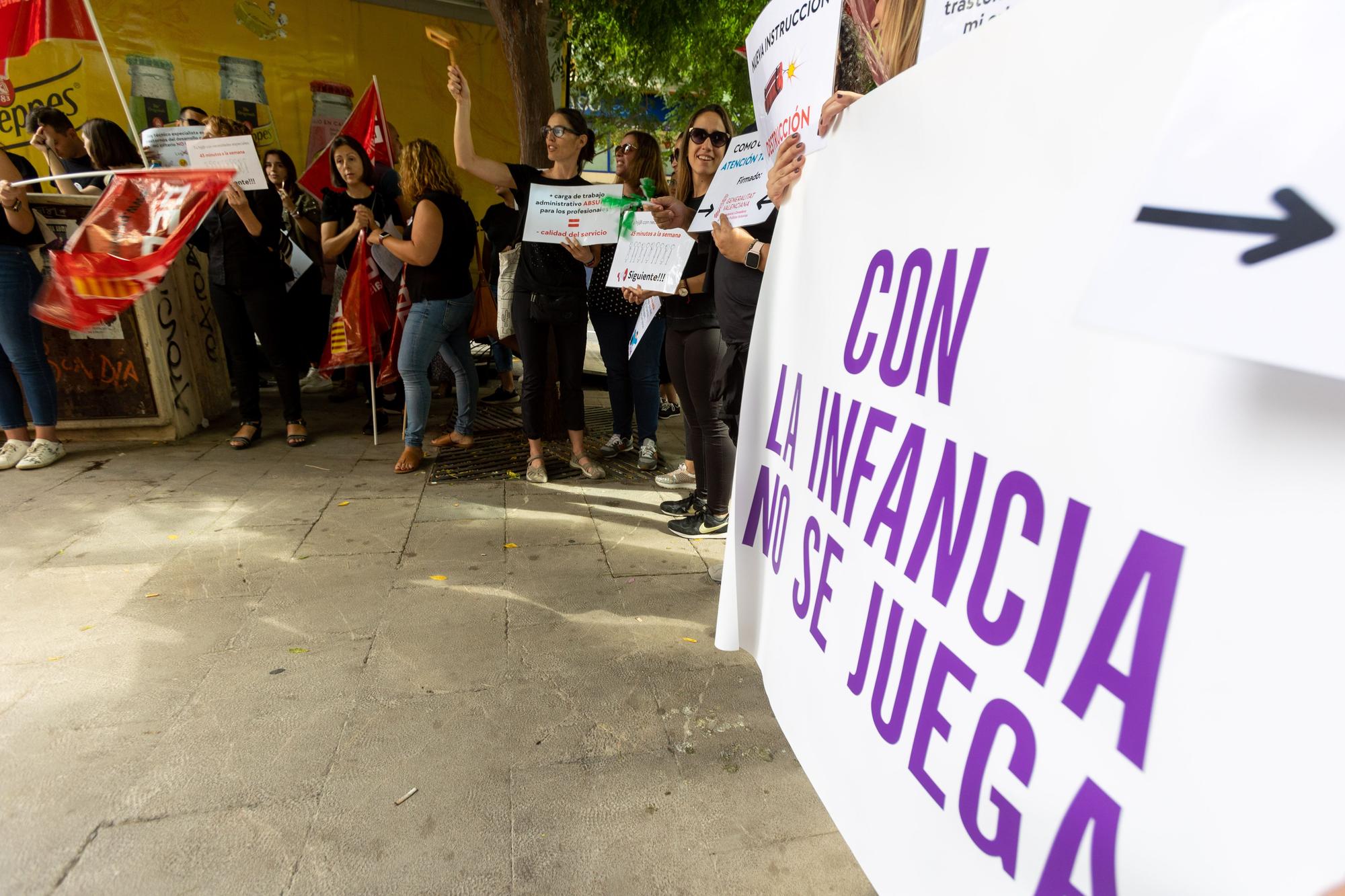 Protesta en Alicante contra el recorte de terapias en los centros de atención temprana