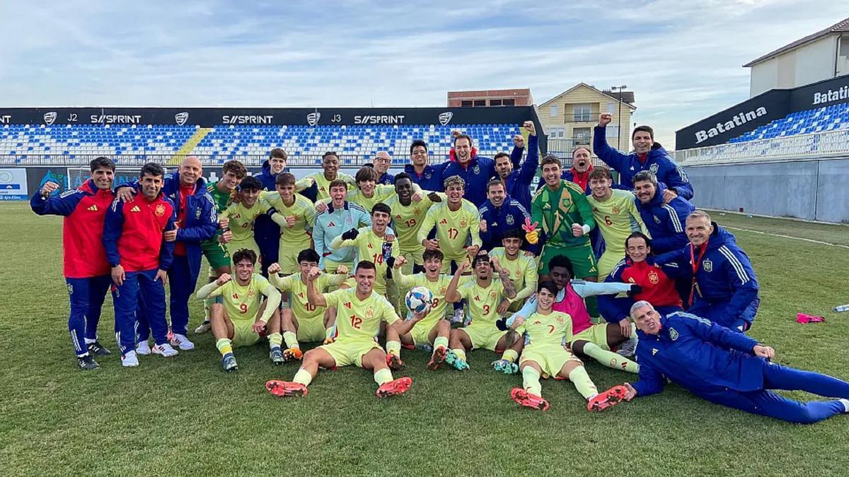 La selección española sub-19 celebra la clasificación a la próxima fase.