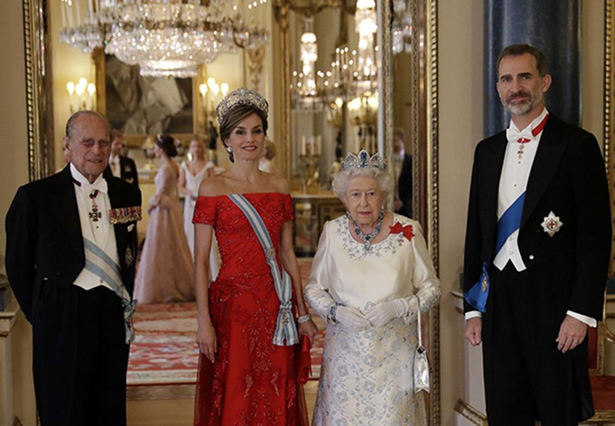 La reina Isabel II y el duque de Edimburgo han sido los anfitriones de la cena de gala