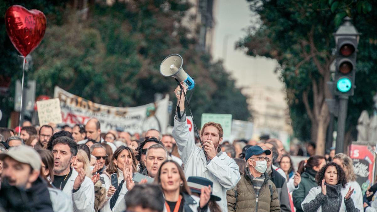 Médicos y pediatras de Atención Primaria se manifiestan entre la Consejería y la sede de la Comunidad.