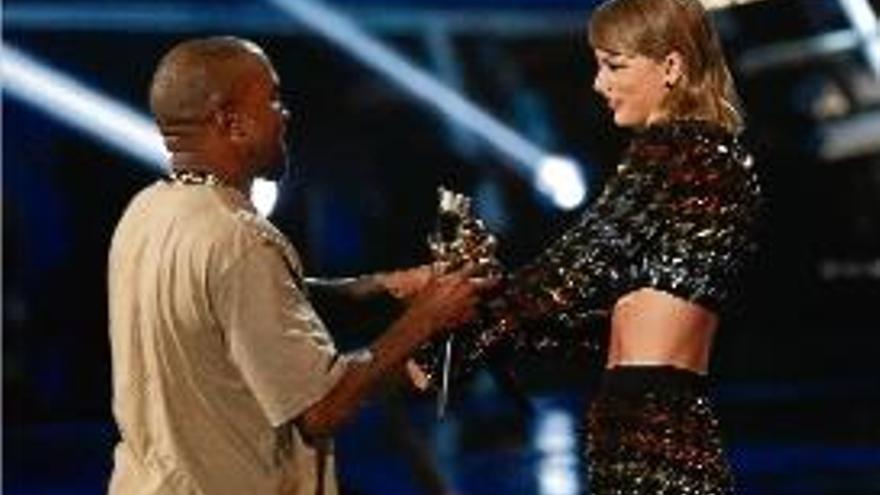 Taylor Swift rep el guardó de mans del cantant Kanye West.