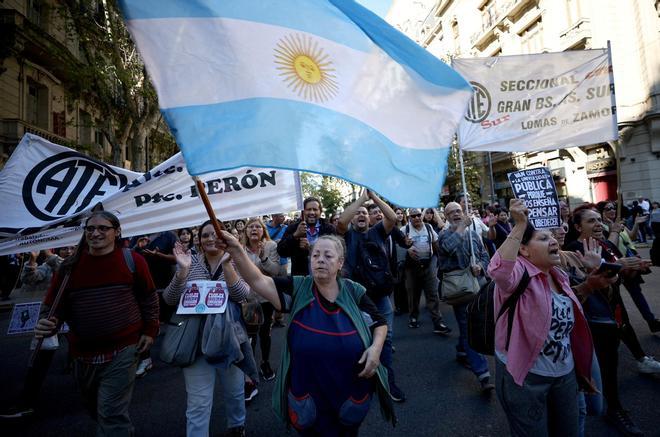 Protesta contra los recortes en educación pública del Gobierno de Milei, este martes en Buenos Aires.