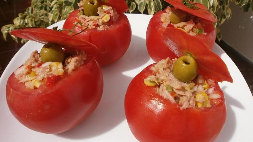 Cómo preparar tomates rellenos con salpicón de atún y cangrejo