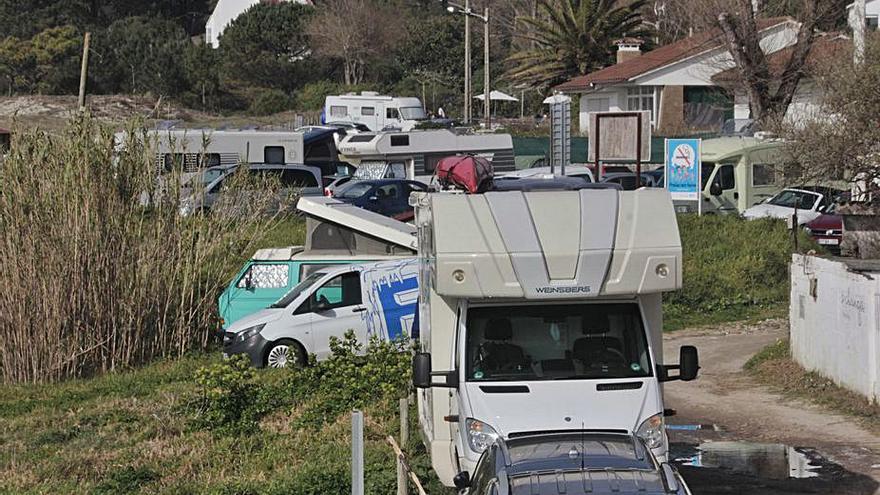 Las autocaravanas llegan a Nerga.   | // SANTOS ÁLVAREZ