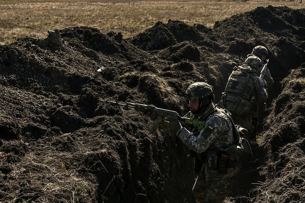 Soldados ucranianos realizan ejercicios militares en Zaporiyia