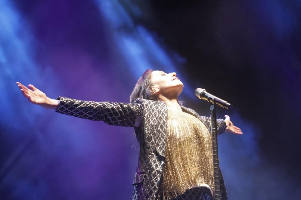 Concierto de Luz Casal en Poniente durante la Semana Grande de Gijón.