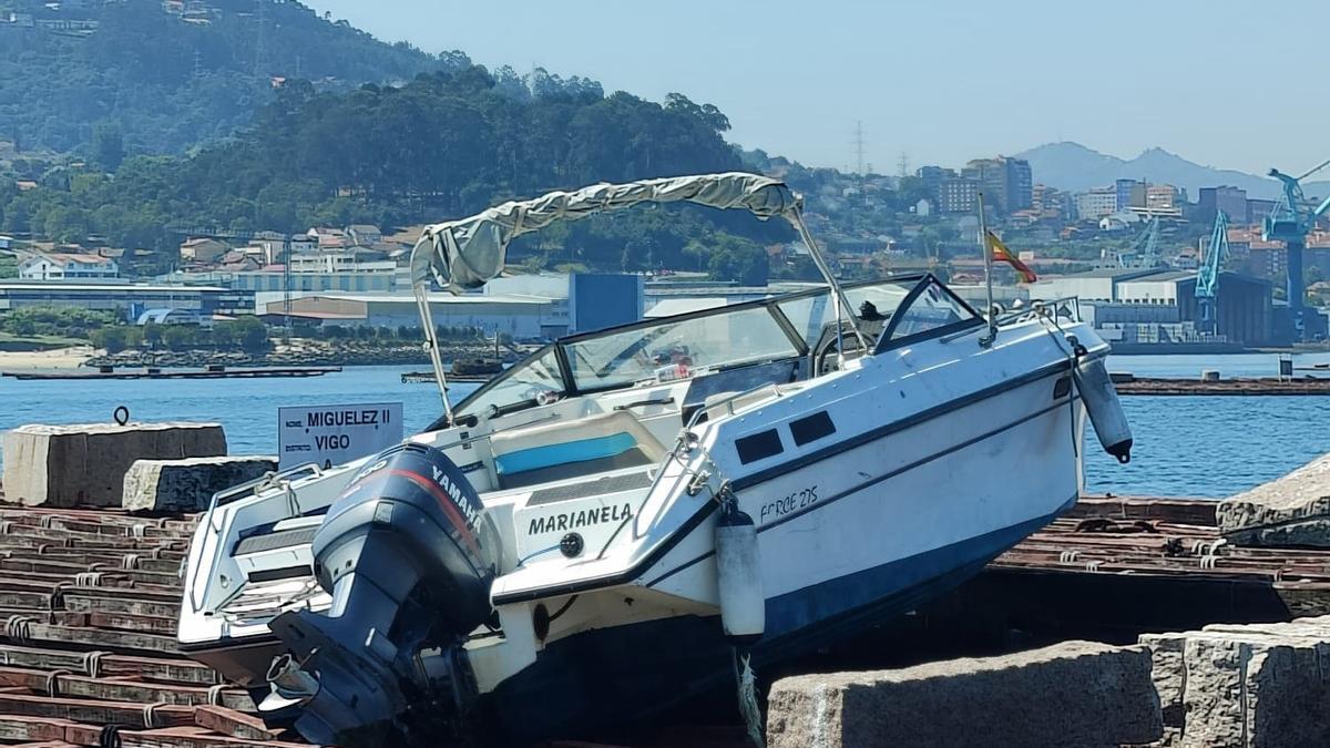 Así acabó la embarcación sobre la batea