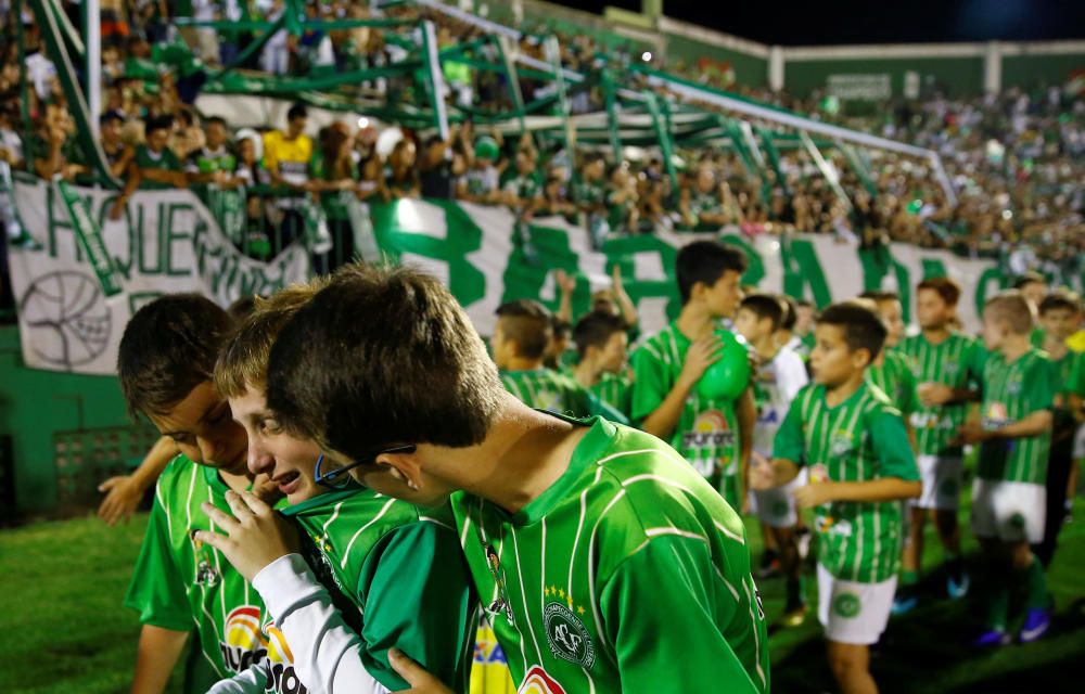 La afición del Chapecoense despide a sus héroes