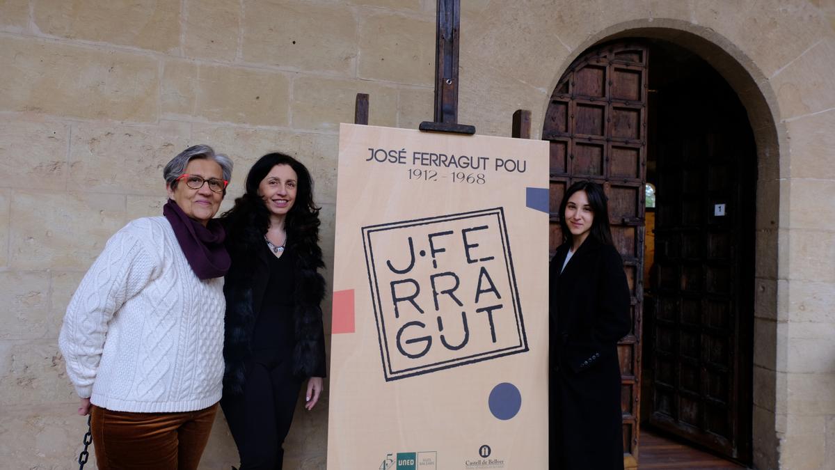 Magdalena Rosselló, Judit Vega y la diseñadora Julia Pérez, junto al cartel de la muestra.