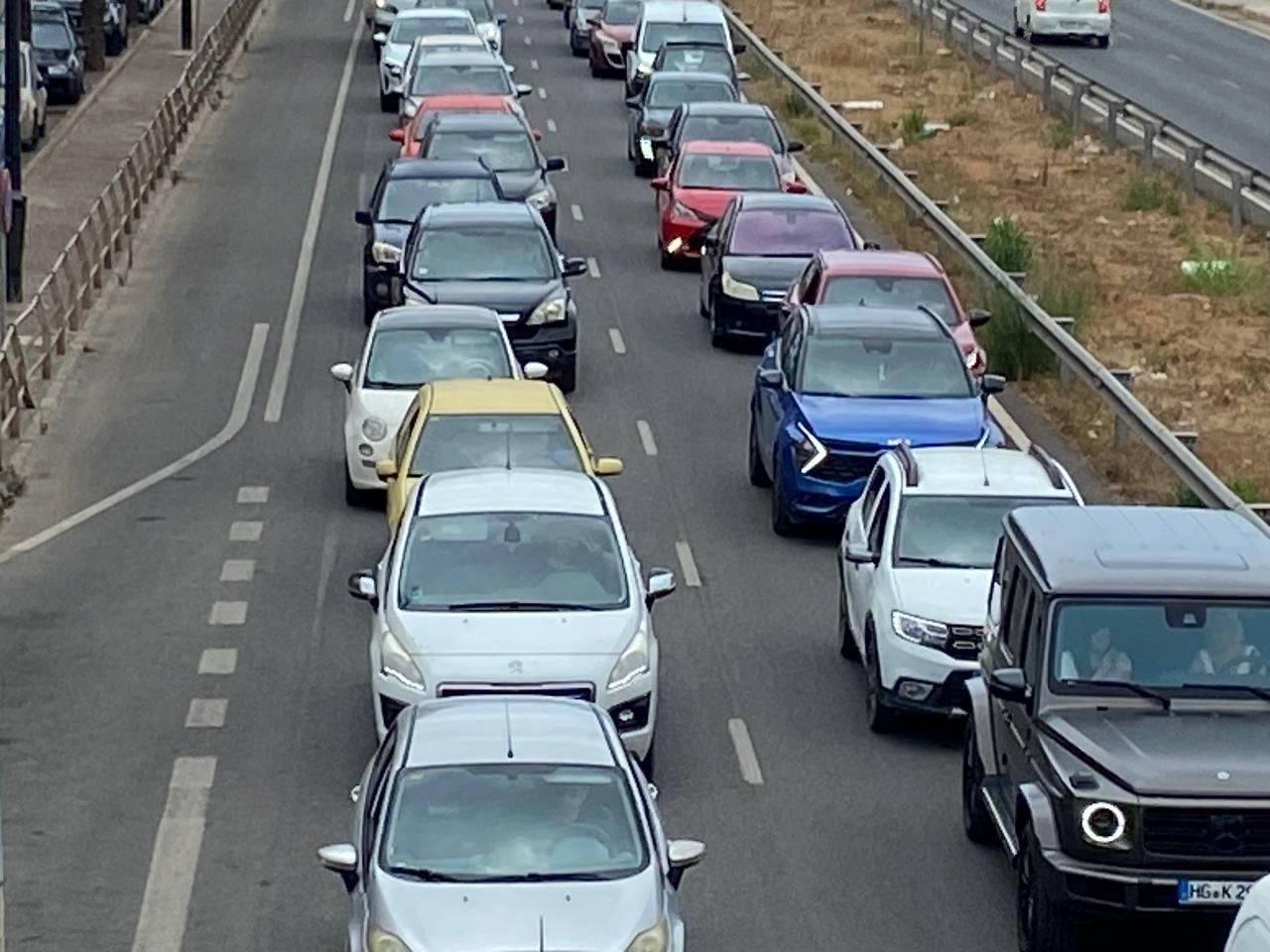 Todas las imágenes del atasco que colapsa la ciudad de Ibiza