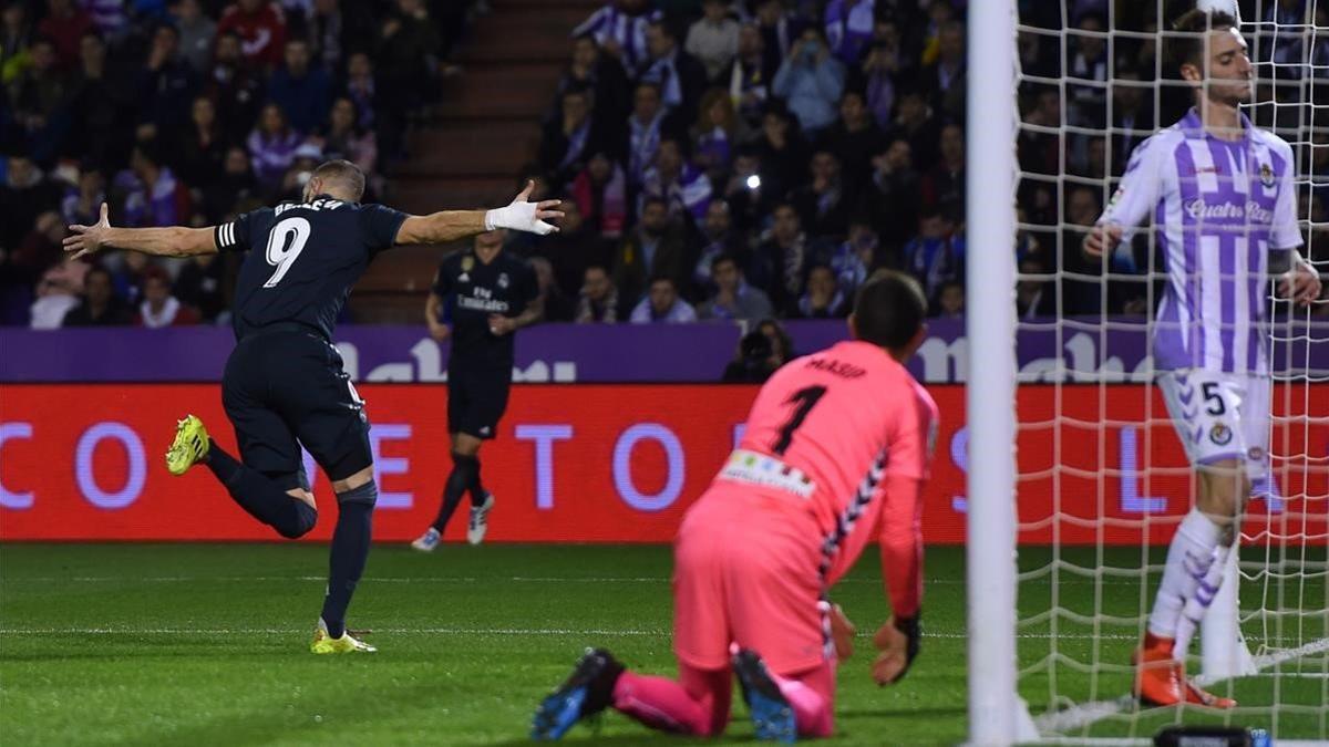 Benzema celebra su segundo gol al Valladolid.