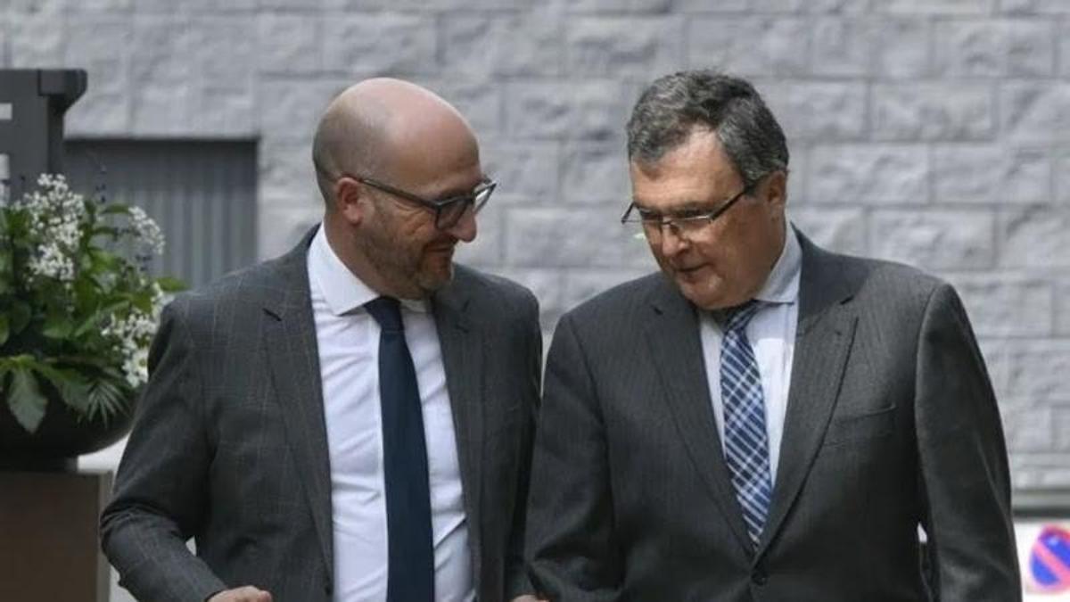 A la derecha, edil del PP, José Francisco Muñoz, junto al anterior regidor de Murcia, José Ballesta.