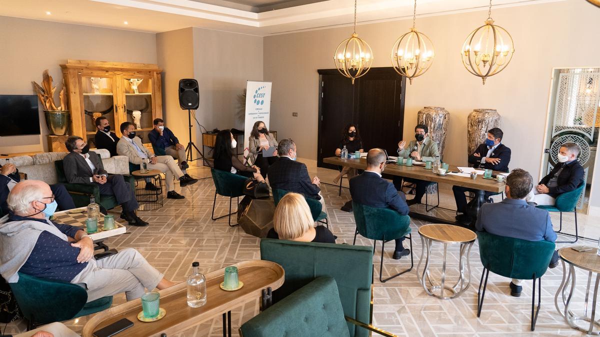 El presidente del Cabildo de Tenerife, Pedro Martín, durante la reunión con representantes del Círculo de Empresarios del Sur de Tenerife.