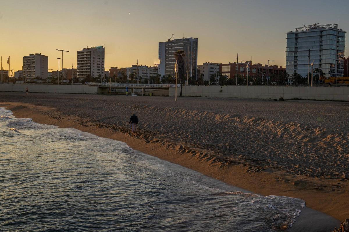 La playa de la Nova Mar Bella, en Barcelona.
