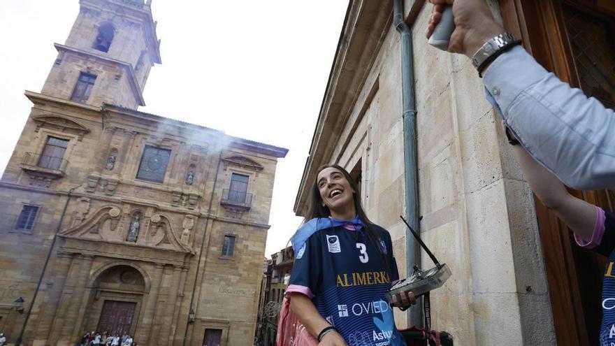 El chupinazo de Celia Rojo llena el cielo de Oviedo de voladores
