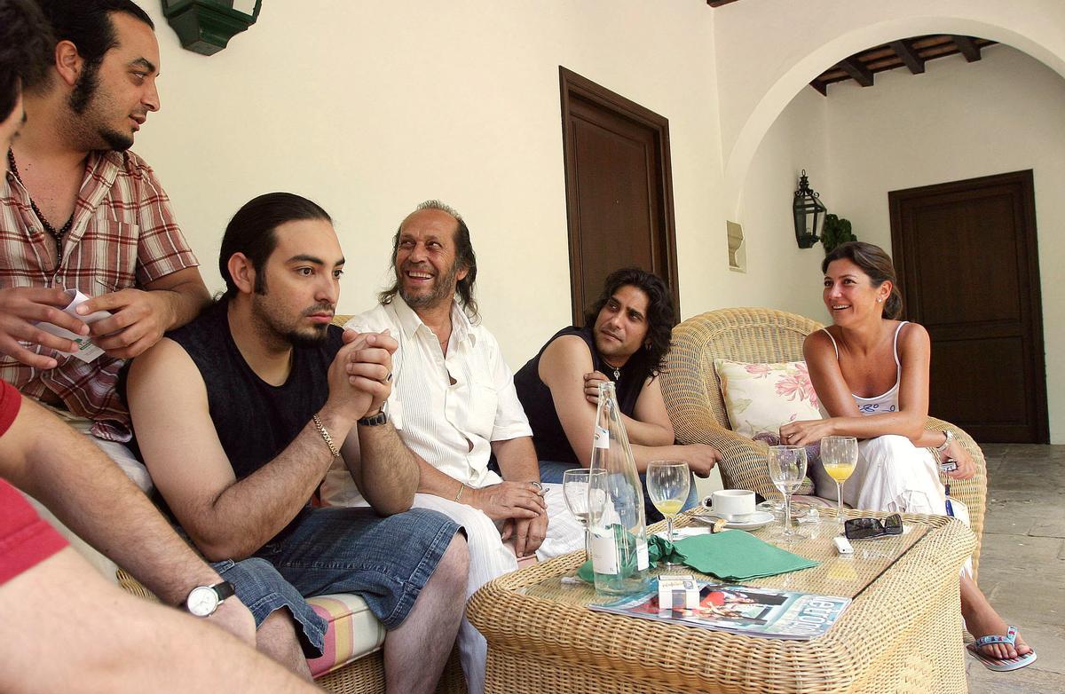 Paco de Lucía (centro de la imagen), junto a Niño Josele (derecha), Sara Baras (derecha) y otros músicos de su grupo, al conocer la noticia de haber sido galardonado con el premio Príncipe de Asturias de las Artes.