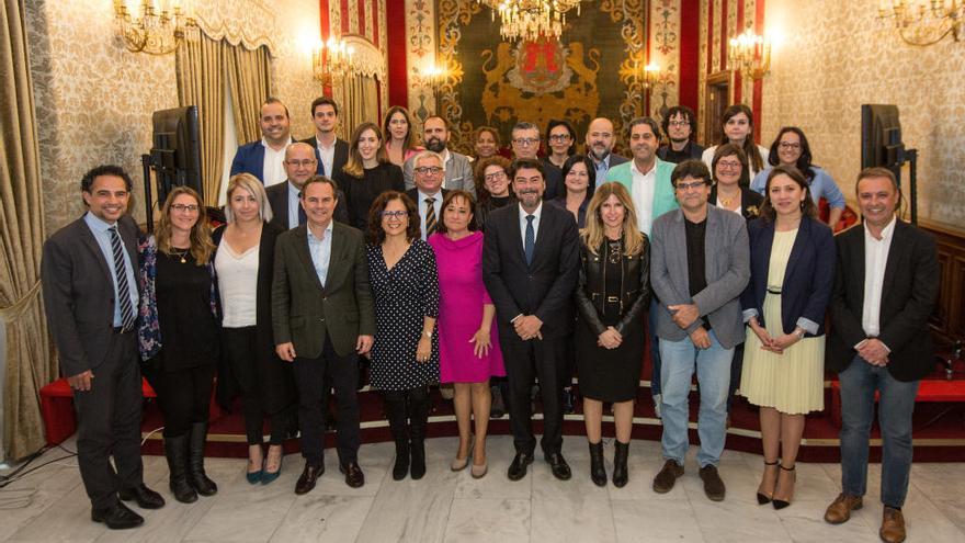 La corporación municipal al término del último pleno ordinario de este mandato «inaudito y muy duro» , como lo definieron ayer. ÁLEX DOMÍNGUEZ